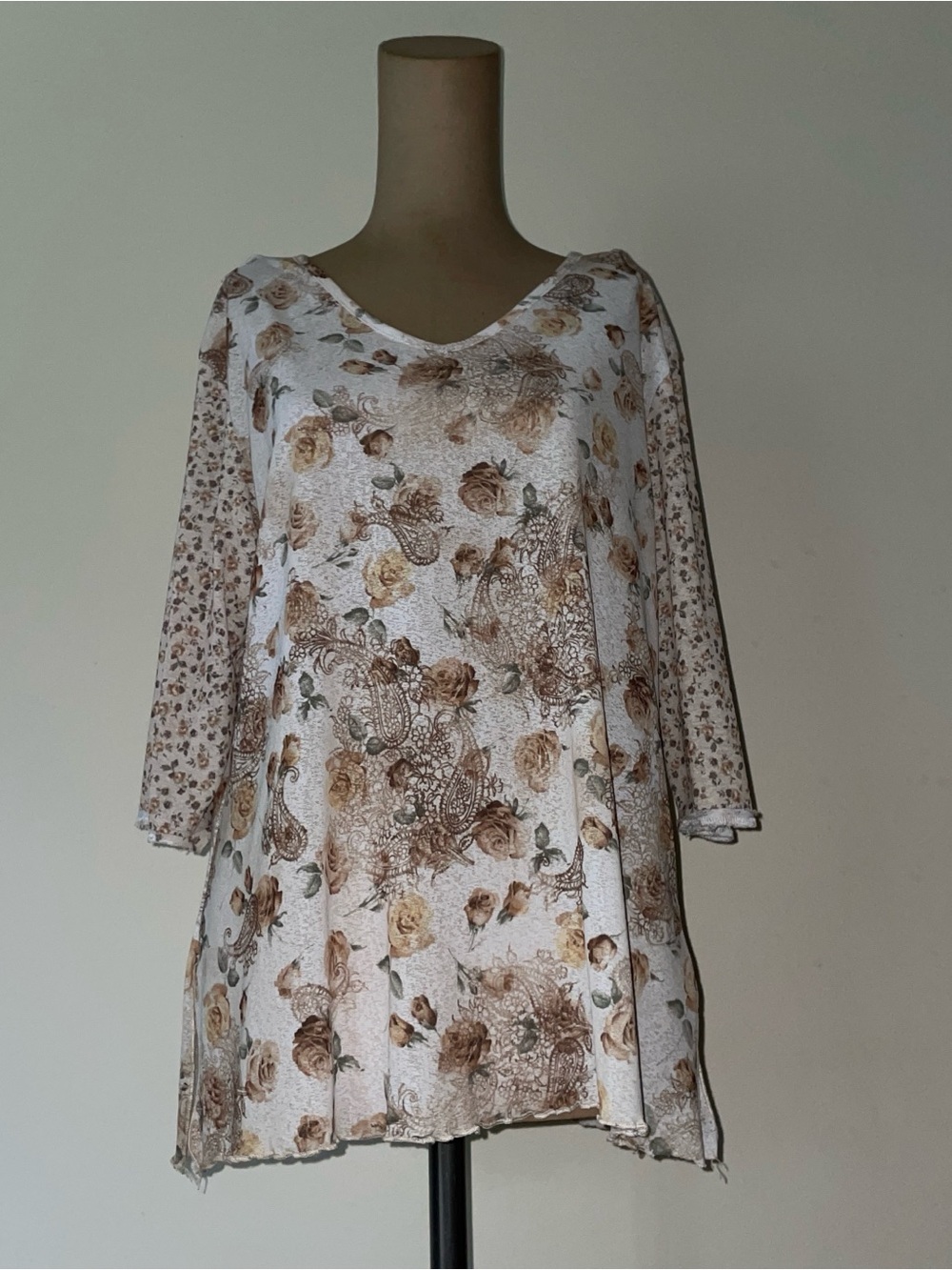 jason maxwell White Floral V-Neck Women’s Top